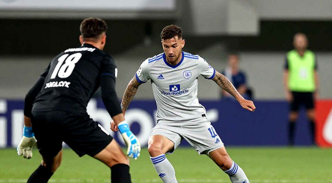HLV Kewell giữ cầu thủ CLB Hà Nội ở lại phòng thay đồ hơn 40 phút sau trận thua SLNA