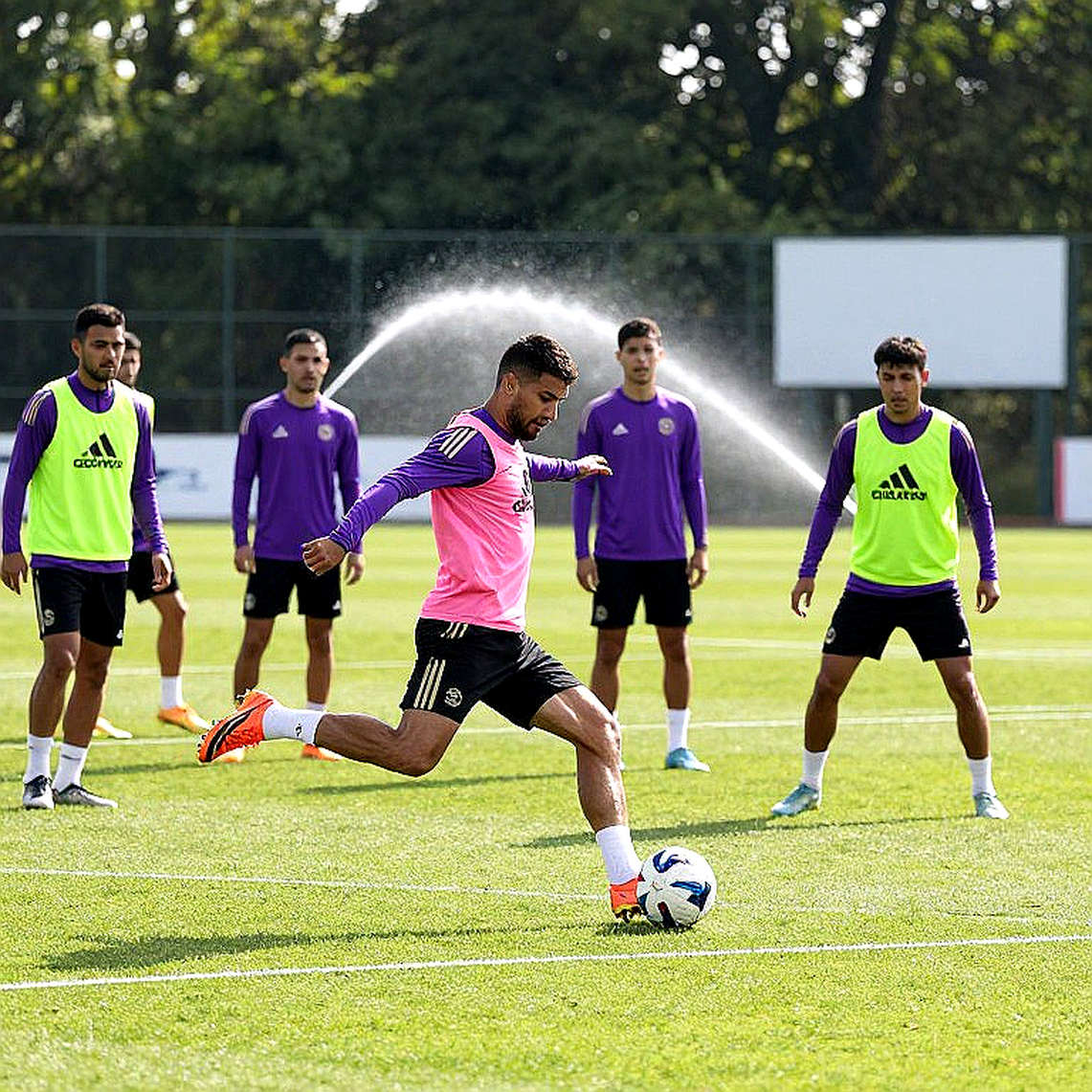 V.League và thói quen mua tiền đạo ngoại: Khi khán đài trống phơi bày một nền bóng đá không dám chờ V.League và thói quen mua tiền đạo ngoại: Khi khán đài trống phơi bày một nền bóng đá không dám chờ