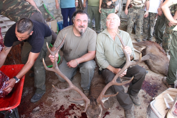 Agustín y Pepe Salcedo se fotografían con uno de los ciervos abatidos